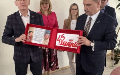 Rocznicowa Flaga NSZZ „Solidarność” dla Waldemara Bartosza